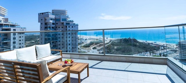 SeaFront Luxurious 3BR Apartment | Mamad