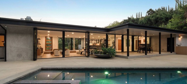 Secluded and Spacious 5-bedroom house in Beverly Hills with sparkling pool