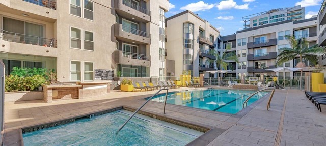 Serene Marina Studio · Free Parking · Walk to Beach · Pool · Gym · Hot Tub