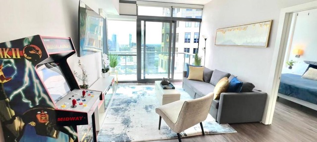 Skyline Retreat Penthouse, Top Floor, Year round Pool, City View!