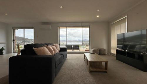 Skyline Serenity House - Close to city and airport