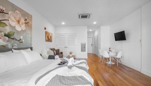Skyline Studio - Modern Comfort Pool Access