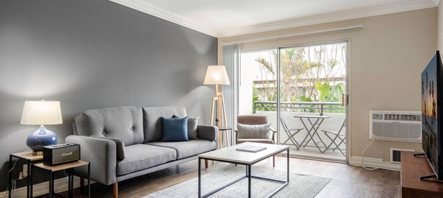 Sleek Westside 1BR w/Pool, Gym, Bball & Tennis Courts, by Blueground