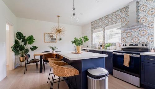 Sleeps 12 3 Kitchen Walk to Link Light Rail