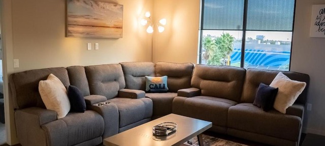 Smart & Luxurious ~ Mins to Disney ~ Queen Beds
