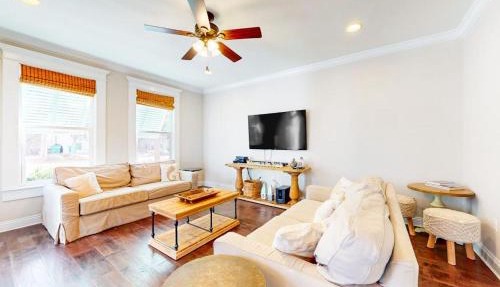 Snowbird-friendly home in gated community with hot tub pool balcony & grill