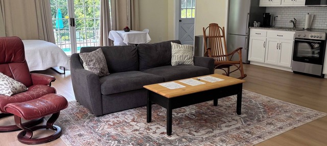 Southbury Charming Studio Retreat on Beautiful Grounds — Sleeps 4
