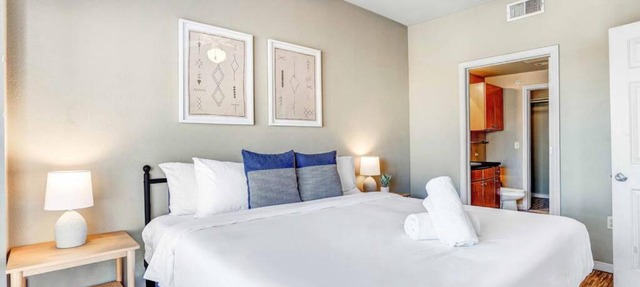 Space for 8 Near Downtown Easy Walk to UT Campus