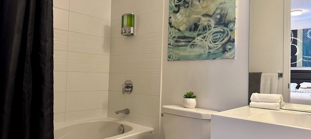 Spacious 1 bedroom + den w/parking