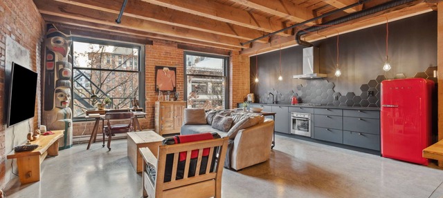 Spacious 1200sqft Gastown Loft with Parking
