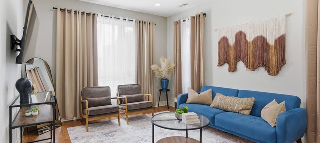 Spacious 2 bedroom Apt + FREE Parking, Close to Downtown