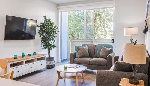 Spacious 2BDR in SM - 5 minutes walk to the beach!