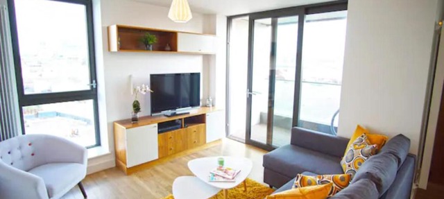 Spacious 2BR 2BA Apartment with Balcony & Free Parking - Near ExCeL & City Airport