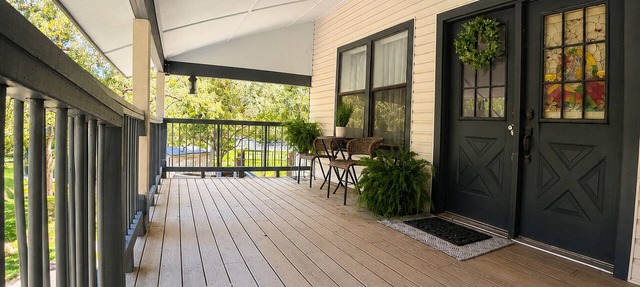 Spacious 3 full baths 10 beds 3-story house with private backyard in Del Valle