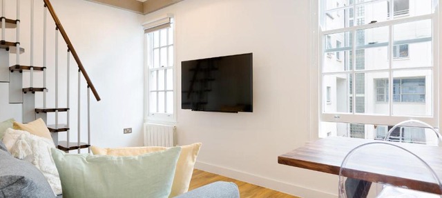 Spacious 4 bedrooms flat in New Oxford Street