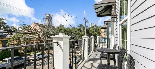 Spacious 5BR Urban Retreat w Balcony & Pool