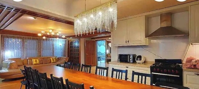 Spacious 6-bedroom apartment in peaceful Seoul with AC