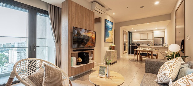 Spacious 7 Bedrooms Retreat with Premium Pool & Gym