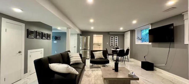 Spacious and Luxurious 2BR Suite with Huge Windows
