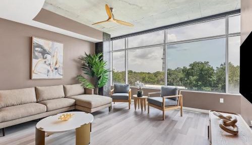 Spacious Apartment Masterfully Decorated