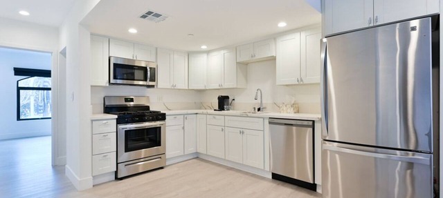 Spacious Family-Sized Apartment. Amazing views steps from the beach!