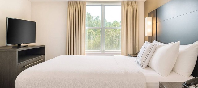 Spacious Good-Value Accommodation! Full Kitchen, Free Breakfast, Swimming Pool!