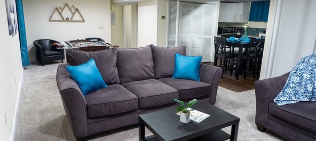 Spacious Guest Suite with Private Entrance, Hot tub, 2 Bedrooms, 1 Bath