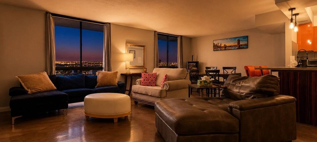 Spacious High Rise 2BR, 3 mins from Sphere, Convention & Strip Pool/Hot Tub