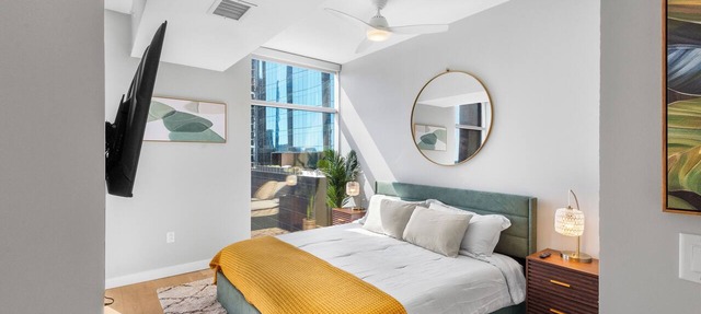 Spacious High-Rise Studio On Broadway - WiFi, Free Parking.