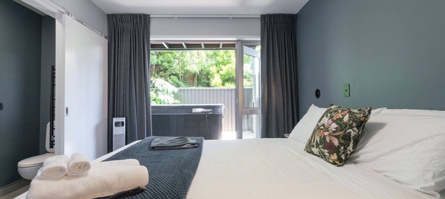 Spacious Home Near CBD | SPA Pool | Parking | 3BR