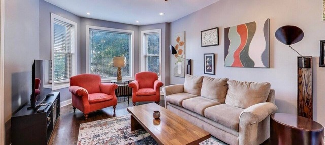 Spacious King 1BD Top Floor Walkable Edgewater