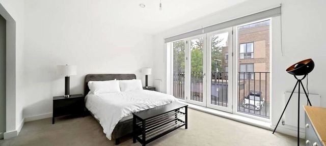 Spacious London Townhouse with Parking