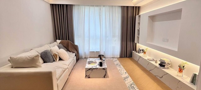 Spacious master bedroom equipped with a private walk-in closet near Yuyuan