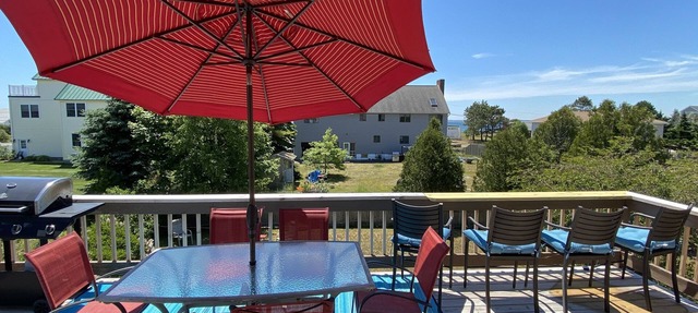 Spacious Ocean View Getaway, 3 min walk to beach with large fenced in yard