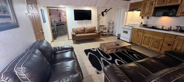 SPACIOUS ONE BEDROOM APARTMENT VERY CLOSE TO VENICE BEACH with washer/dryer