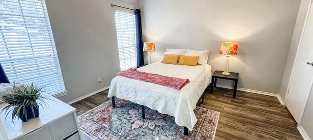 Spacious Poolside Oasis - Easy Access and Garage