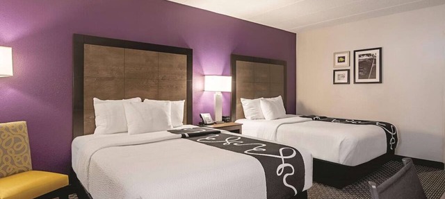 Spacious Queen Suite, La Quinta, Shuttle Service, Minutes to The Arts District