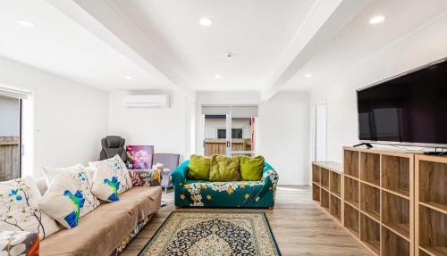 Spacious Renovated 3BR in Ellerslie I Zodiak Stays
