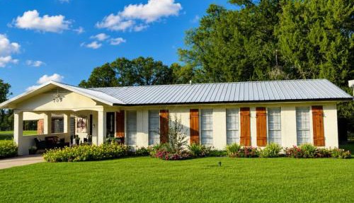 Spacious Southern Retreat - Sleeps 10 - 5 Beds