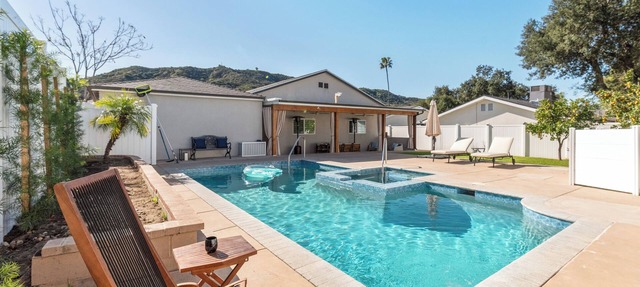 Spacious Tujunga Home : Relax Work Live