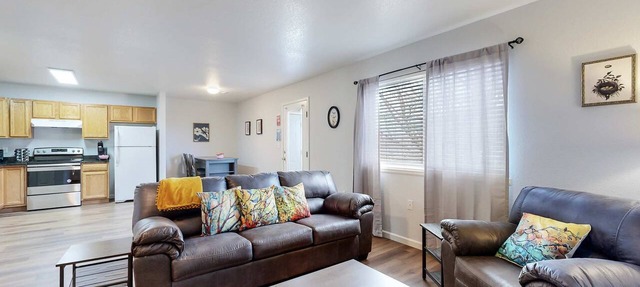 Spacious Two-Bed Updated Near DIA easy Denver Access