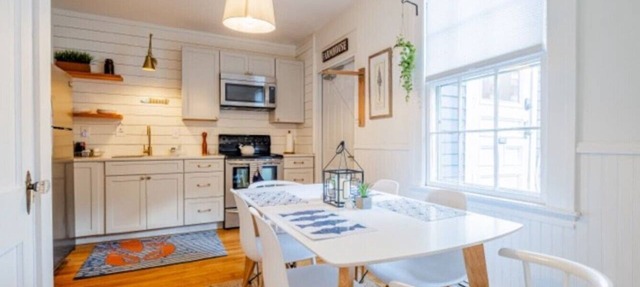 Spacious West End Retreat, 3BR/2BA, Walk Everywhere + Private Deck