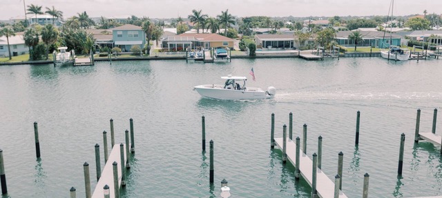Spectacular Waterfront condo on Island Estates- 5 min to Beach!