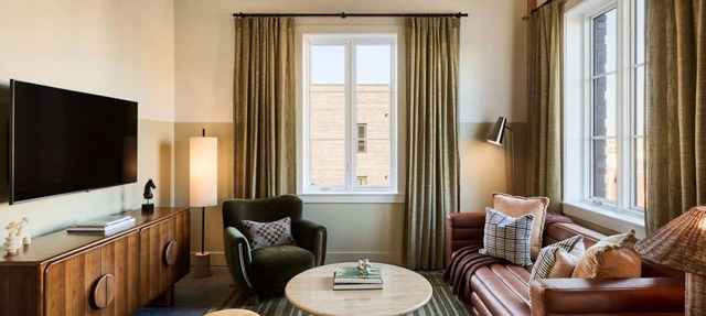Stay Near River Street + Pool, Bike, Dining & Gym