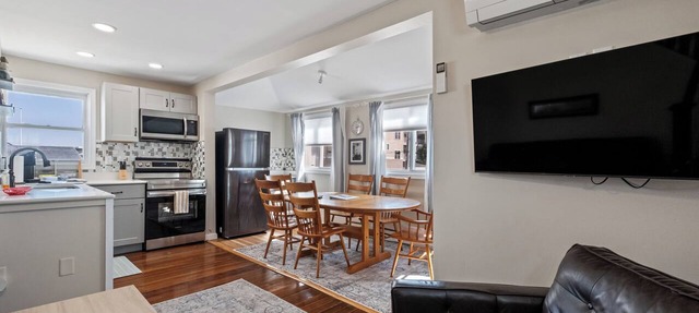 Steps to Hampton Beach and all entertainment! 4 bedrooms, pet friendly!