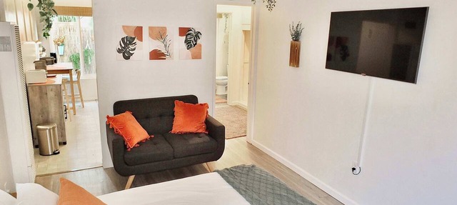 Studio Condo, Steps to Beach and 2nd St, Sleeps 2