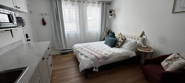 Studio: Queen bed, parking, kitchenette, downtown