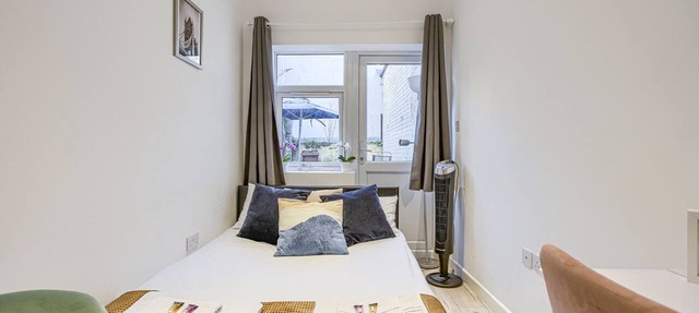 Studio-Superior-Ensuite-Garden View-3