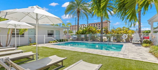 Studio w/King Bed Heated Pool, Steps to Beach!