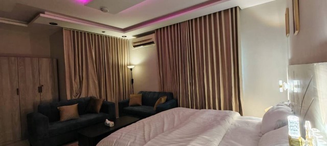 Studio with hotel furniture and a prime location